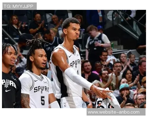 年轻球员激情四溢文班遭双人犯规卡斯尔与米奇争执双双被罚